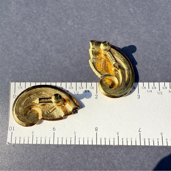 Vintage Napier Cream Earrings in Swirl Design with Clip On Screwbacks - Picture 5 of 10